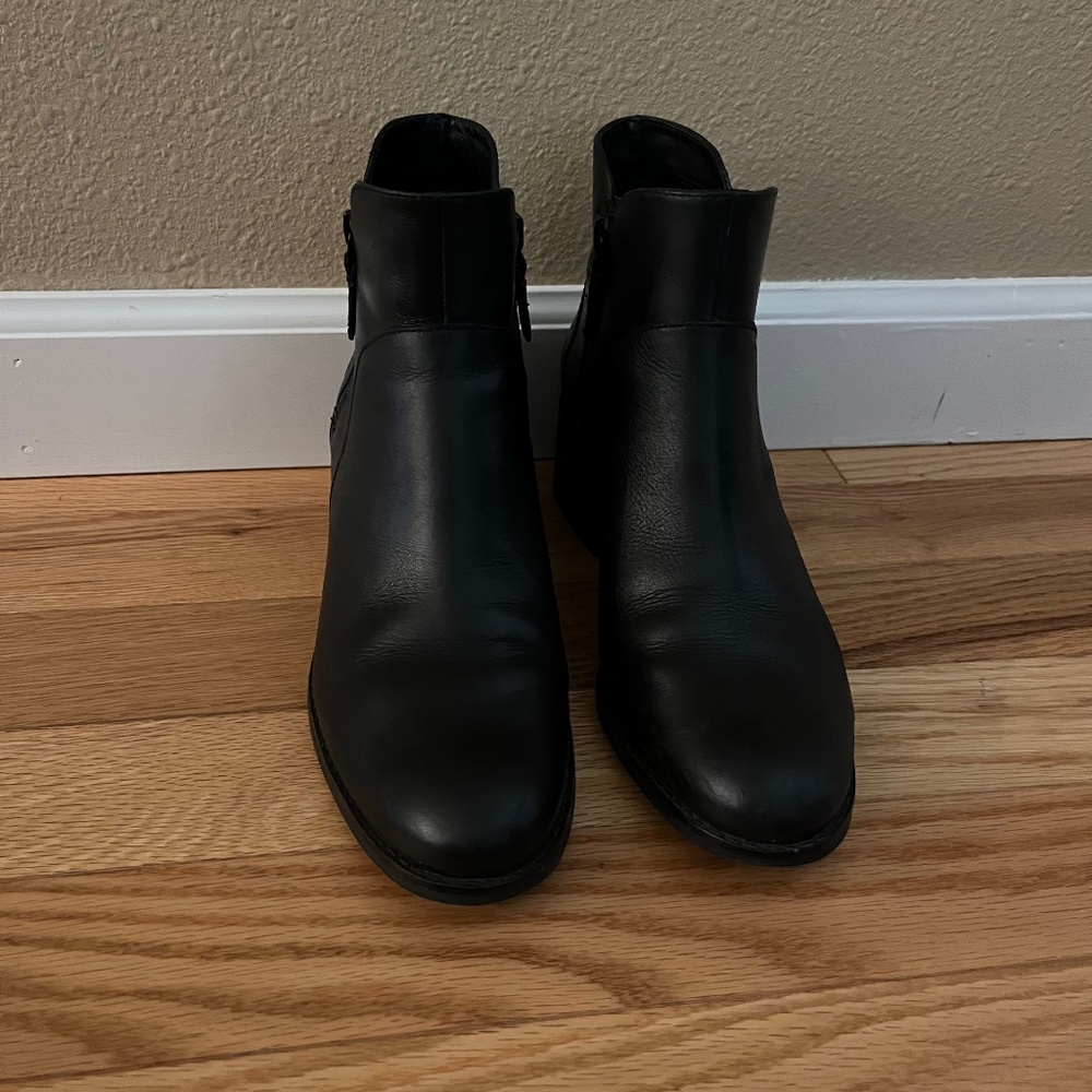 Cole Haan "Lyla" waterproof ankle boots with dual zippers (7.5)